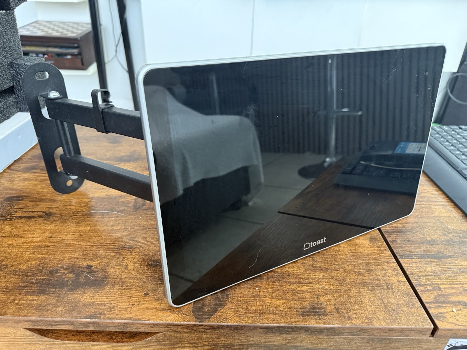 Toast Flex Touchscreen POS Terminal Display with Mounting Arm Wall Bracket