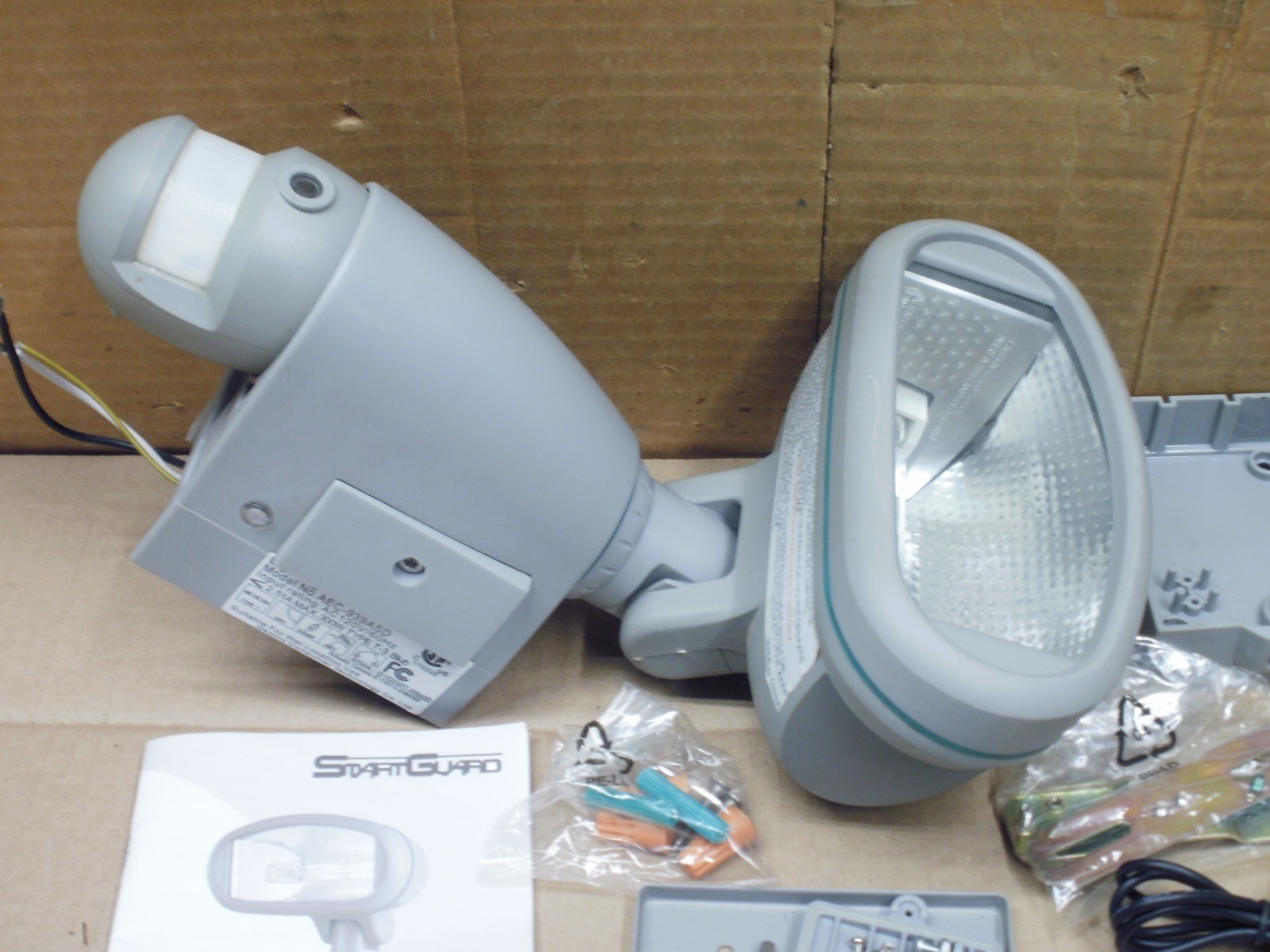 Gemini Consumer Tech. Smartguard Motion Activated Light / Video Recorder