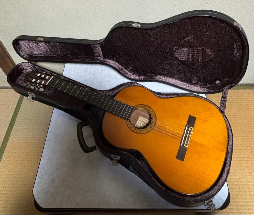 Yamaha Classical Guitar With Hard Case C- Nylon Strings Frets