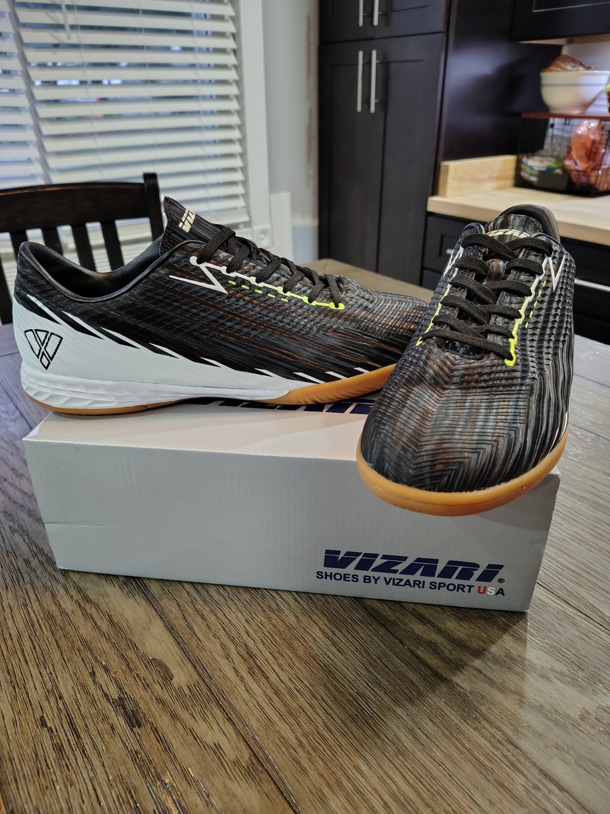 Vizari Men's Indoor Soccer Cleats, Size 12M. Black/White