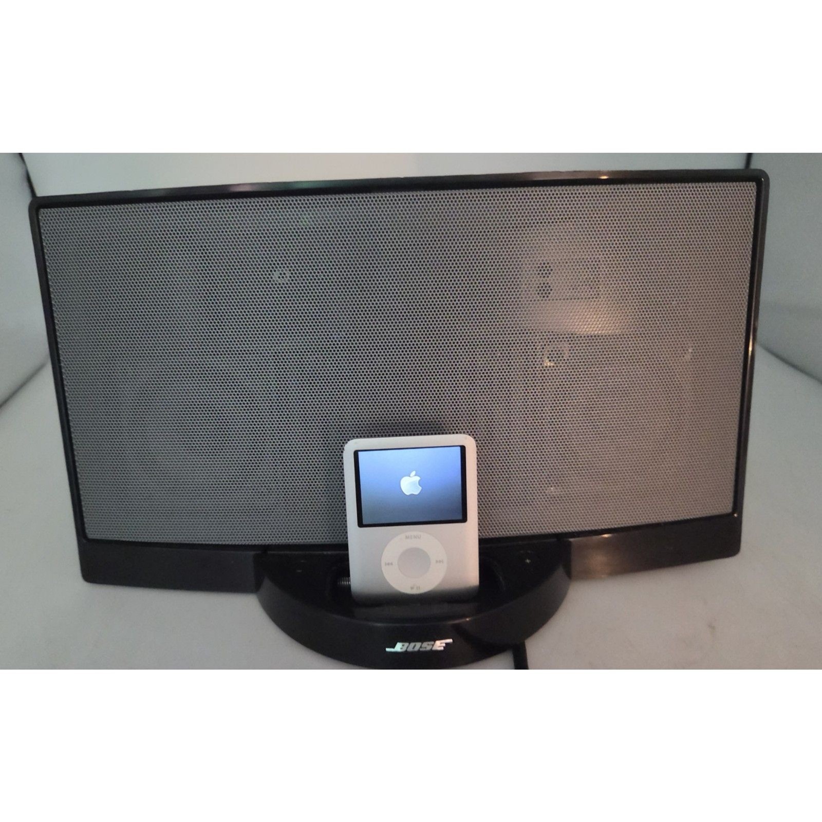 BOSE SOUND DOCK DIGITAL MUSIC SYSTEM WITH VINTAGE IPOD NANO