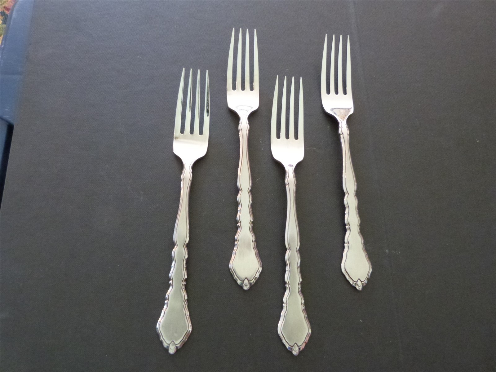4 Oneida SATINIQUE Stainless DINNER FORKS EXCELLENT CONDITION 7 3/8" L2