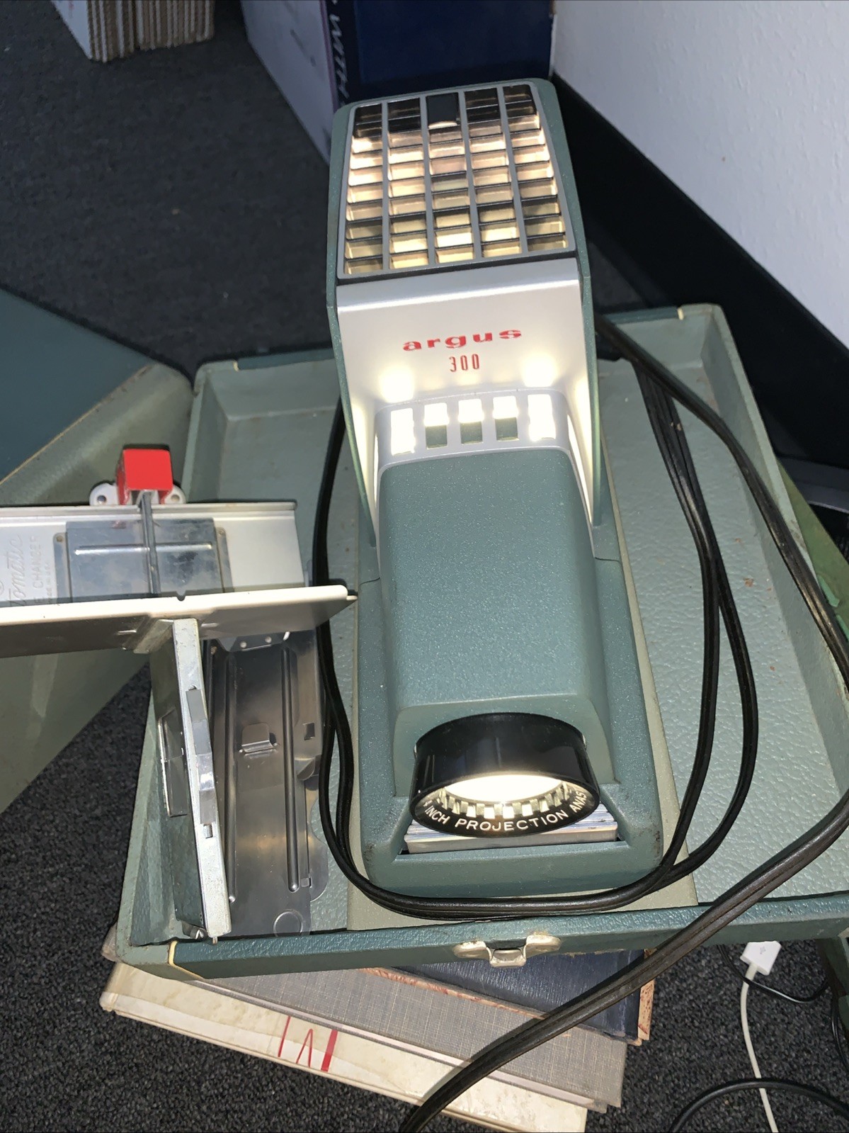 Vintage- Argus 300 Automatic Slide Projector w/ Carrying Case WORKS! Tested