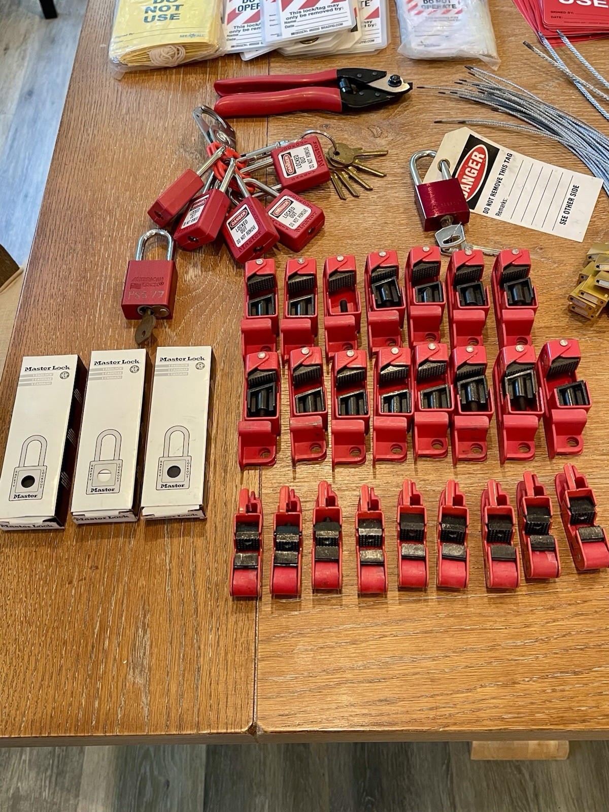 Master Lock Electrical Lockout Kit with Case