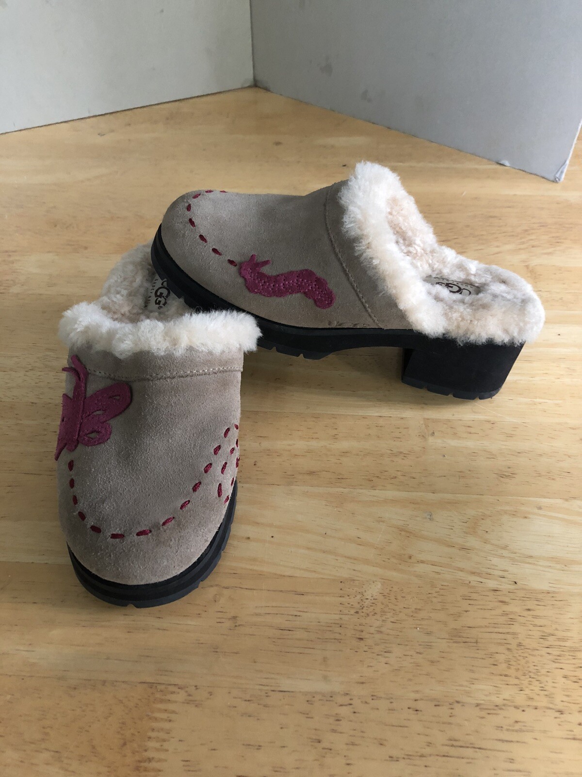 UGG Australia 5223 Clogs Tan Taupe Beige Light Sz 3, Shipskin Fur-Women.