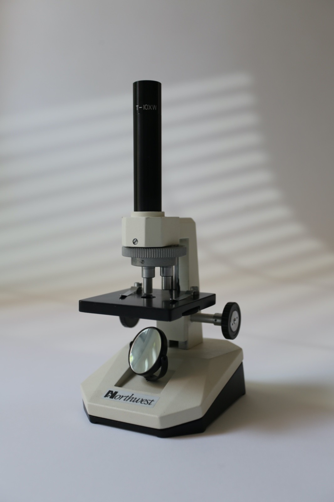 Northwest Microscope S/N S203384 –40X Magnification T-10XW Eyepiece 3-Head Tower