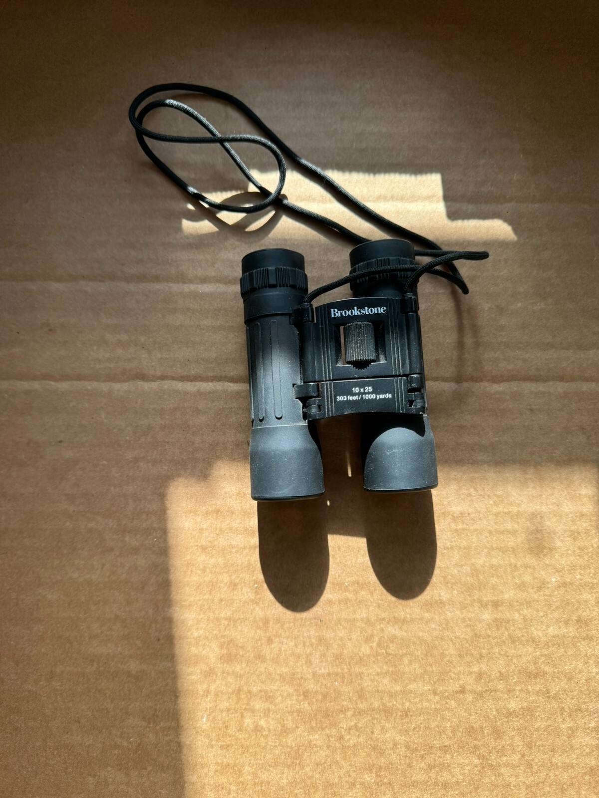 Brookstone Binoculars w/ lanyard 10x25 303 Feet/1000 Yards Model 12271