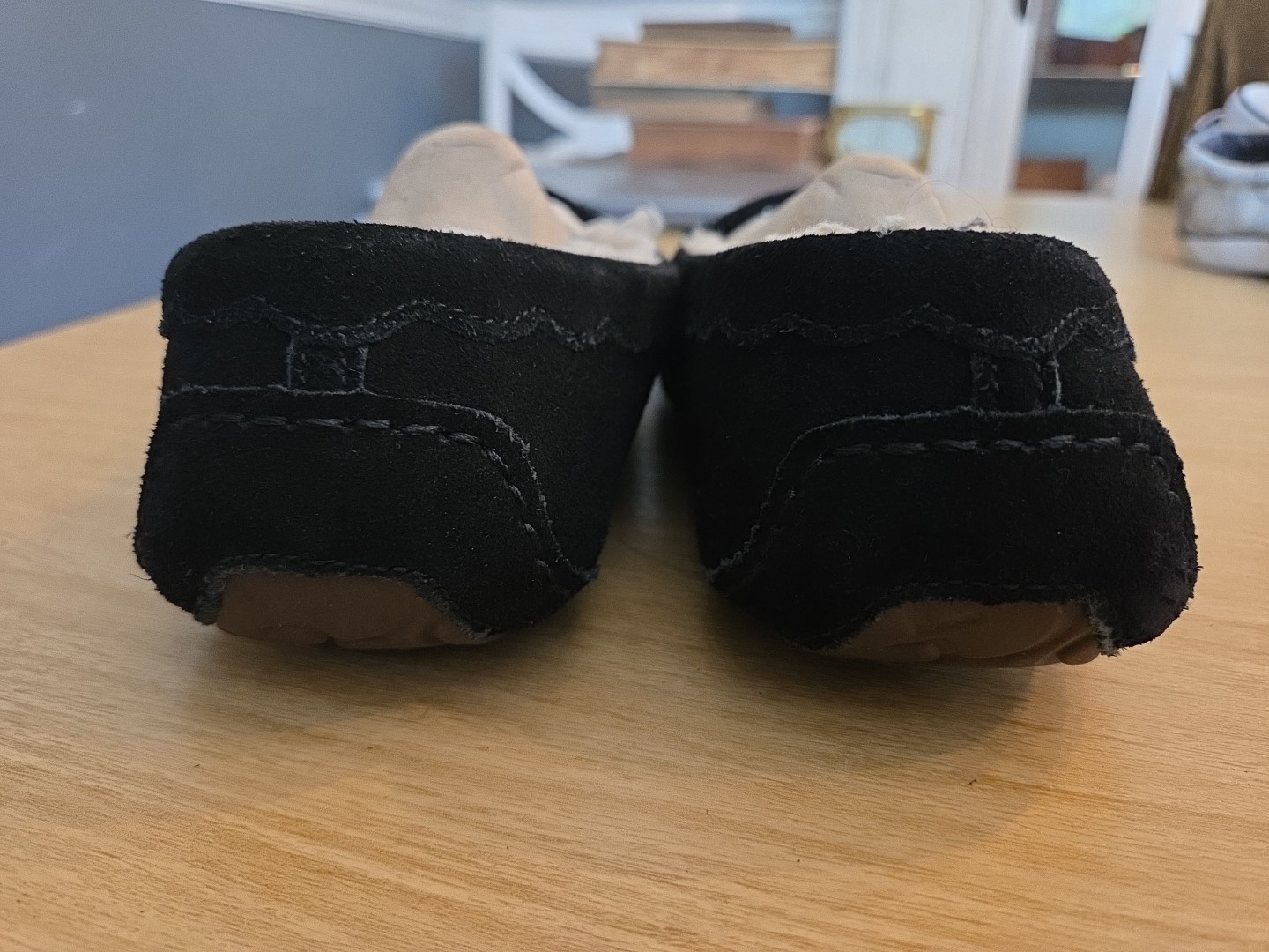 Authentic UGG Ansley Men's Size 9 Moccasin Medium Width Slipper in Black-