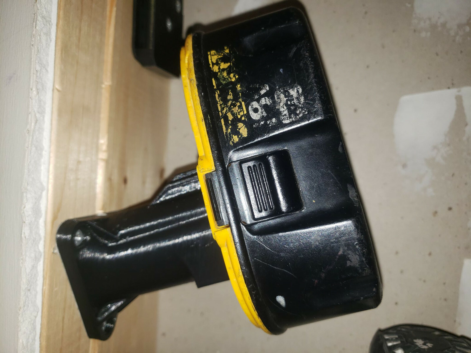 10x DeWALT BATTERY MOUNT HOLDERS 18v NiMH NiCAD - High Quality (MADE IN USA)