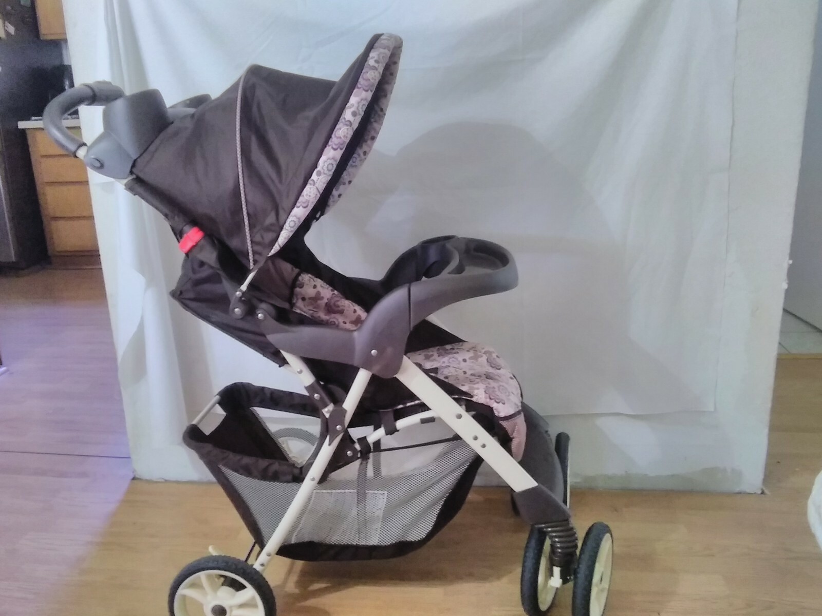 Graco Stroller walk behind with built in cupholders 
