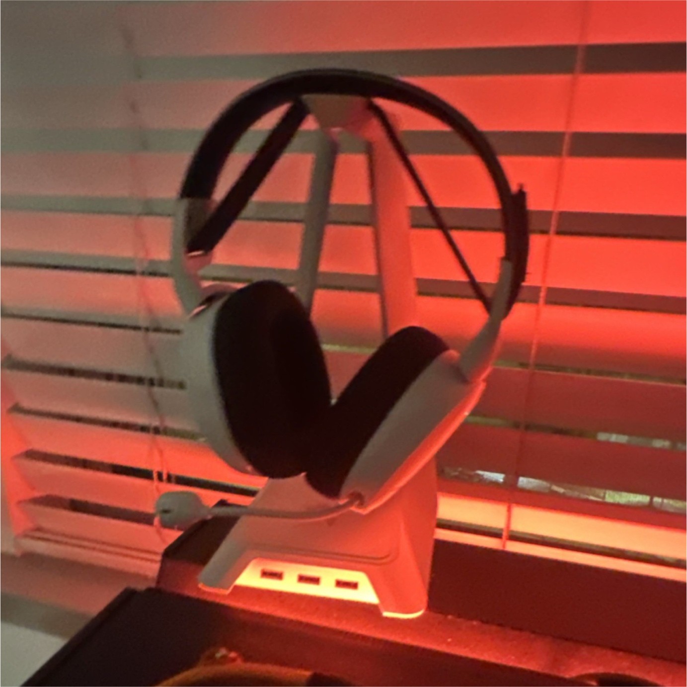 SteelSeries White Artic 7   Over-Ear Headset Microphone and headset stand