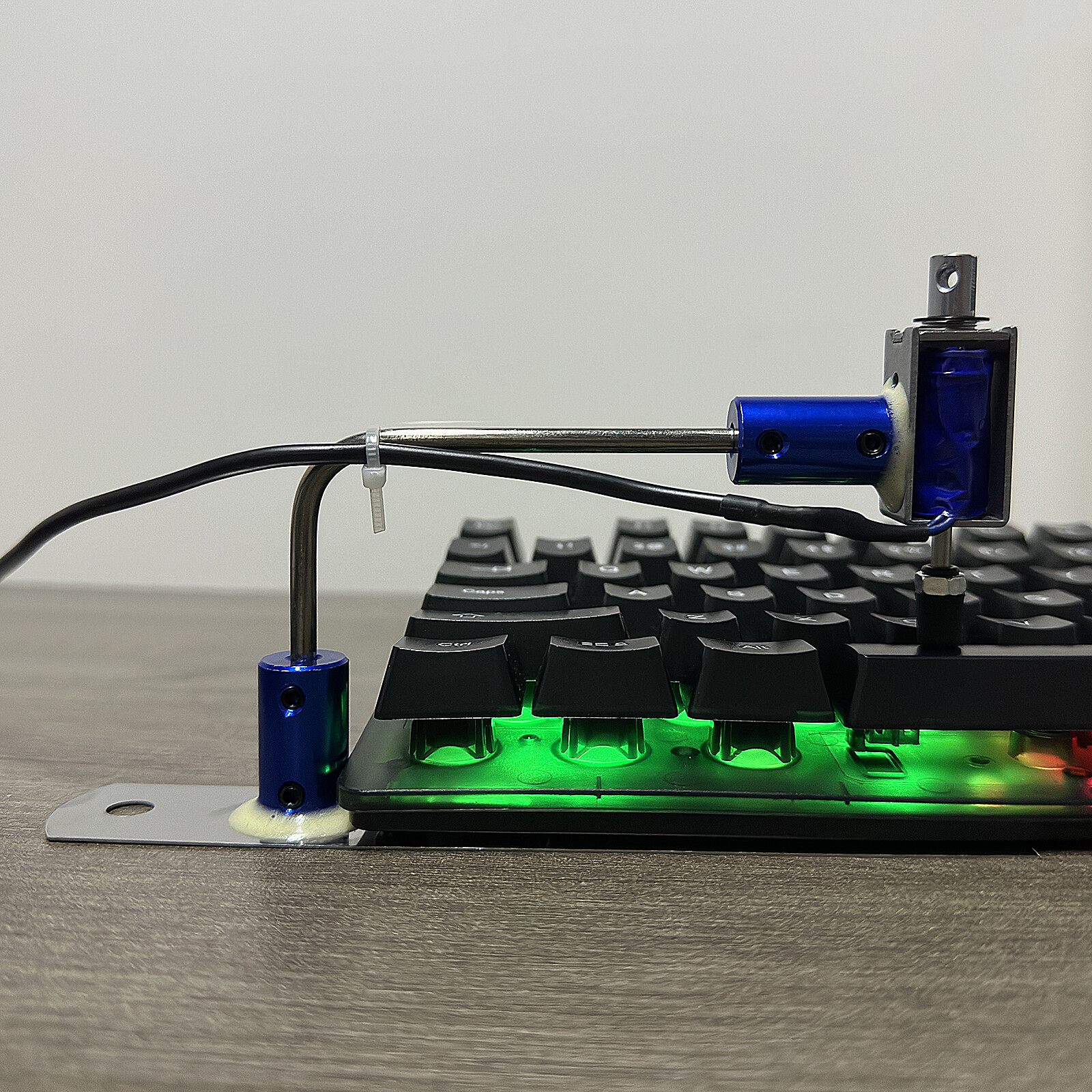 A Computer Keyboard Clicker Auto Random Click Game Assistance Hang Up Artifact