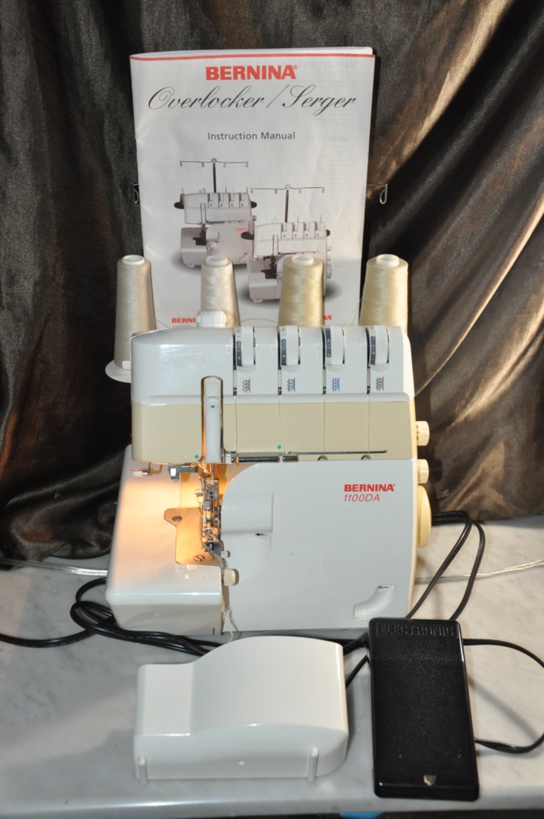 Bernina Overlocker Serger Sewing Machine 1100DA    READ CAREFULLY!  I CAN'T SEW!