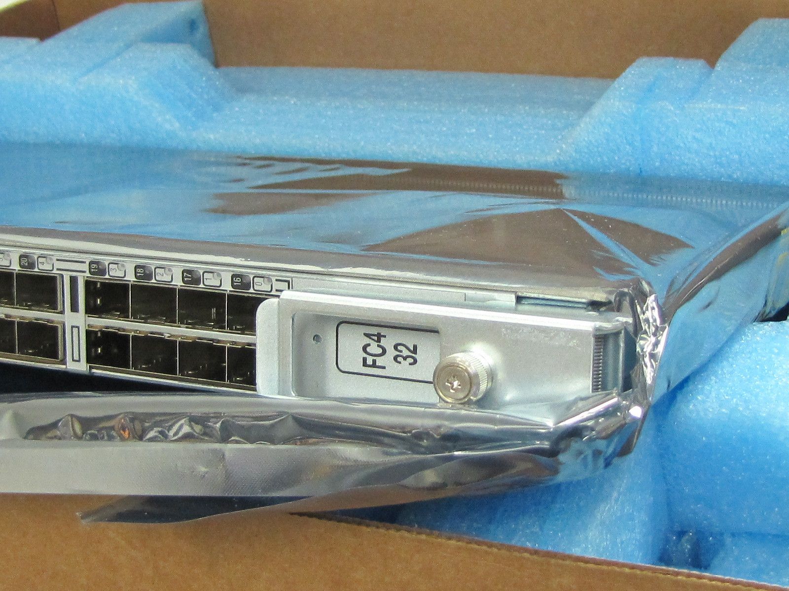 Brocade FC4-32 32 Port 4Gb BR-48000-0102, 40-0200230-02 250-098-900 & 32 SFP's
