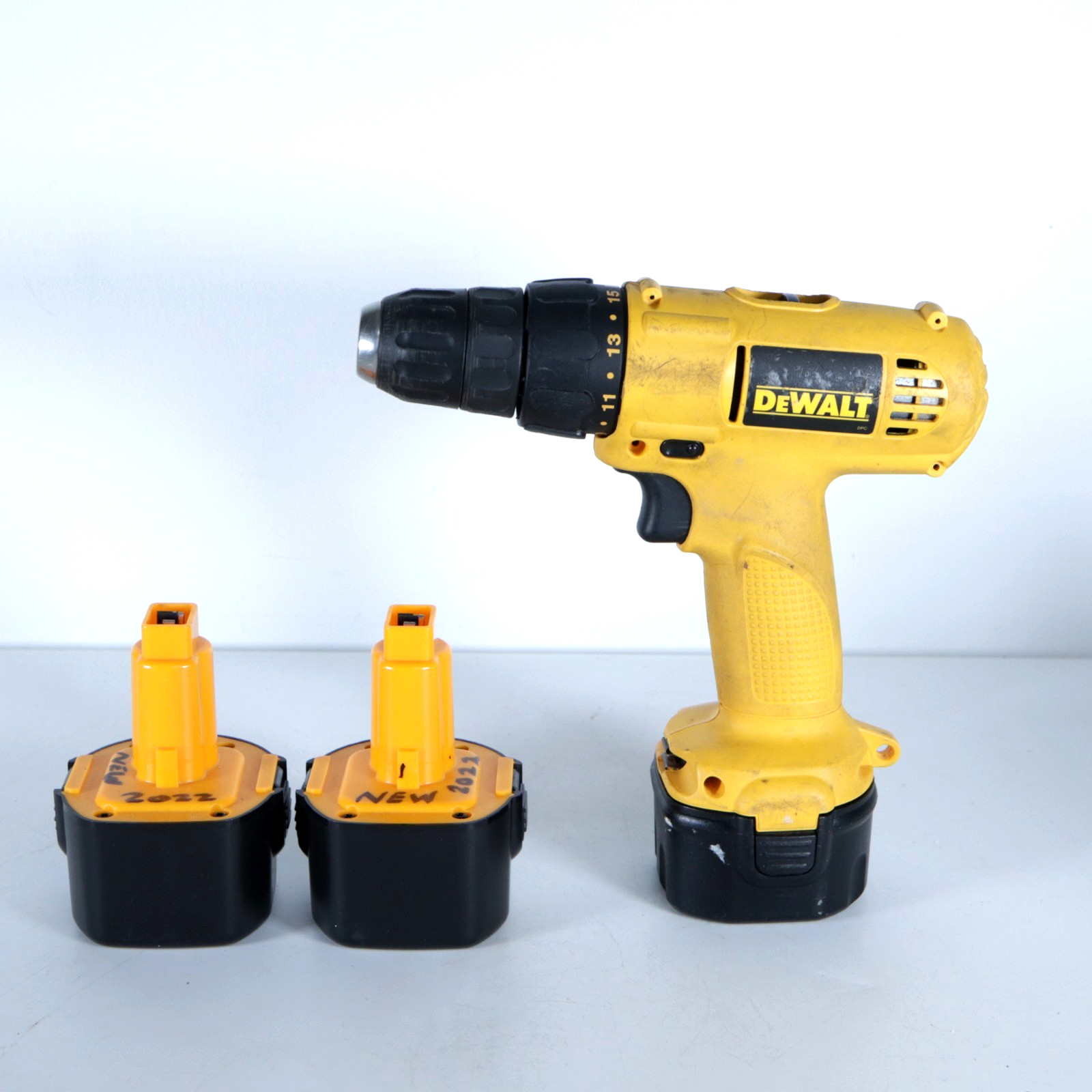 DeWalt DW926 9.6V Adjustable Cordless Clutch Drill Driver with 3 Batteries