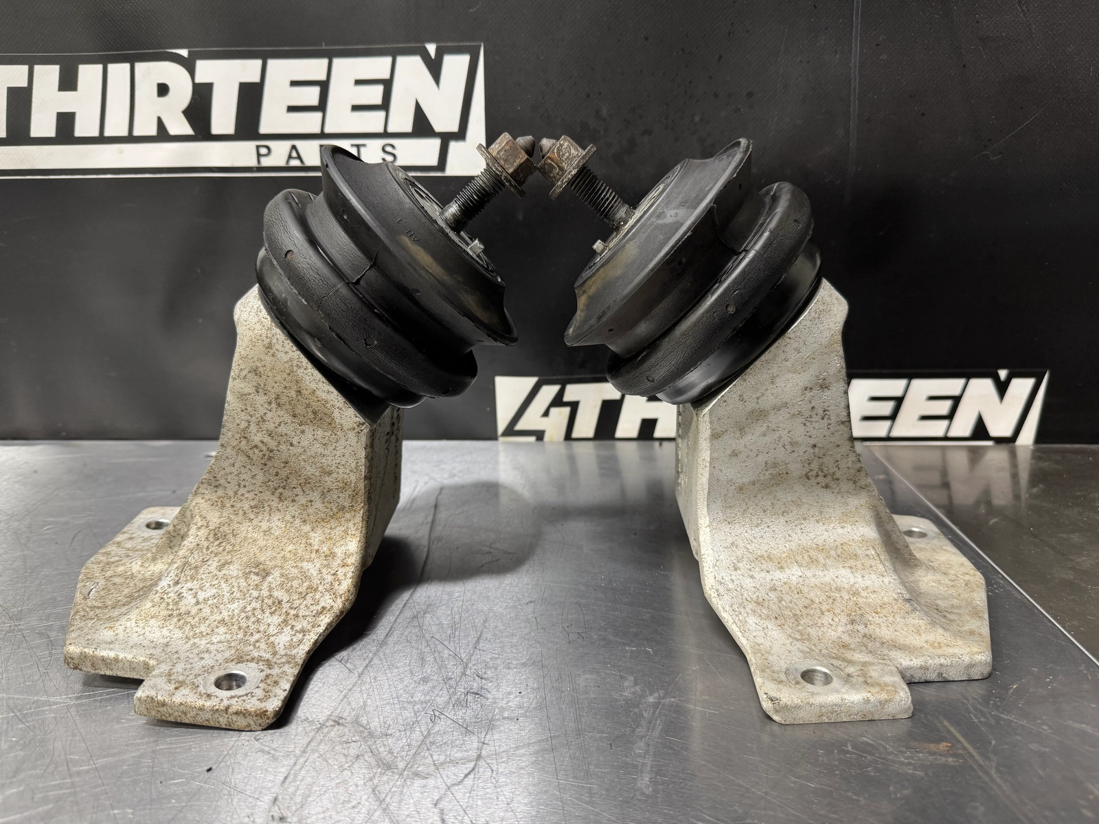 97-04 CORVETTE C5 ENGINE MOTOR MOUNT BRACKETS 10260642 10260643 #K50