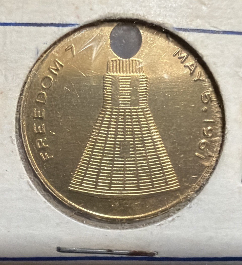 Vintage SPACE COIN -25MM-FREEDOM 7 - May 5, 1961