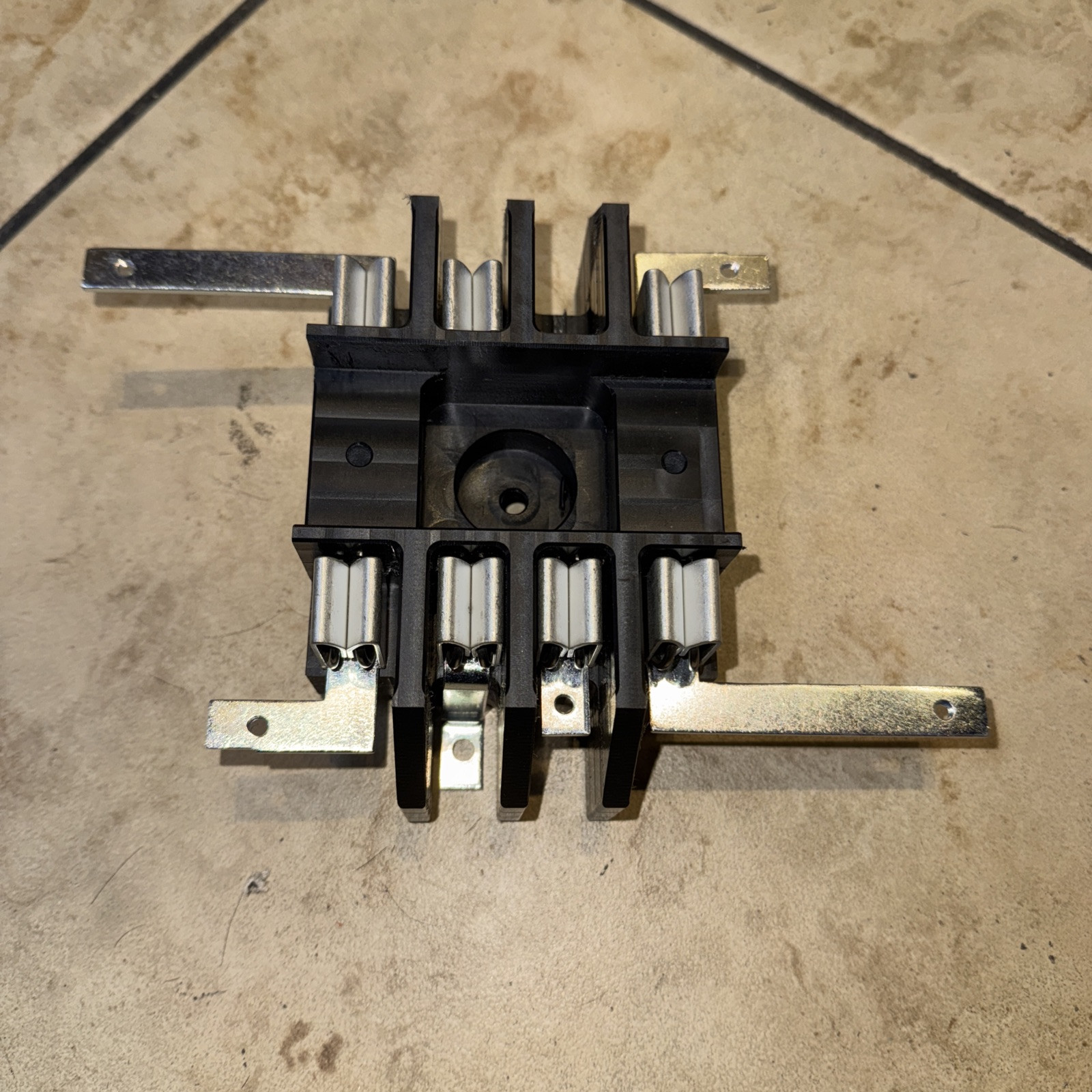 CROUSE HINDS OR MURRAY METER SOCKET 100A 7 JAW.