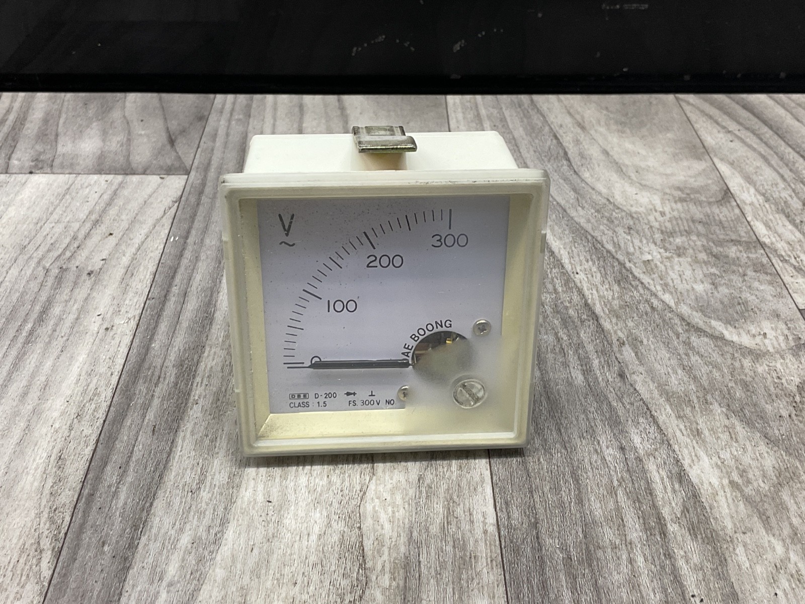 Dae Boong DBE KSC-1303-2 AC Volt Meter Panel Mount D-200 0-300V #03T10