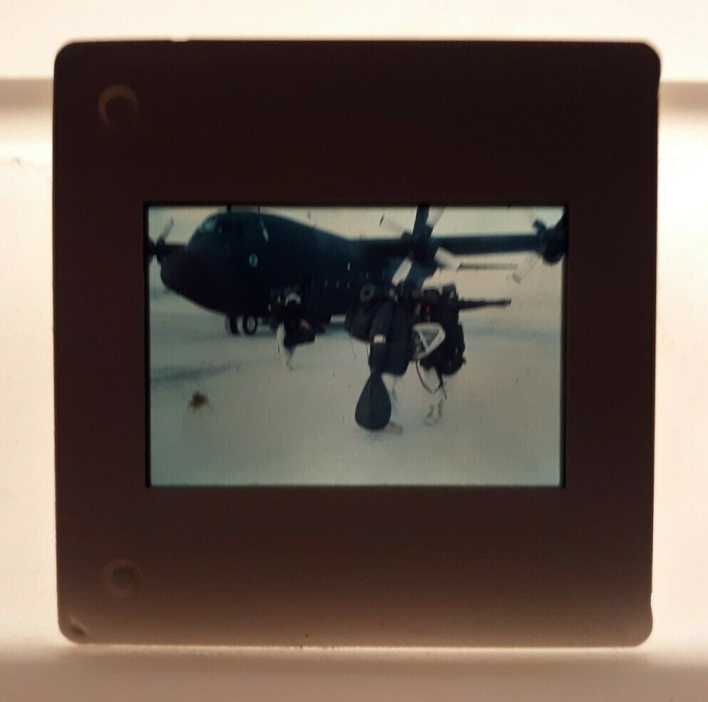 1980's US AIR FORCE 35mm Picture Slide SOLDIERS Unloading Airplane