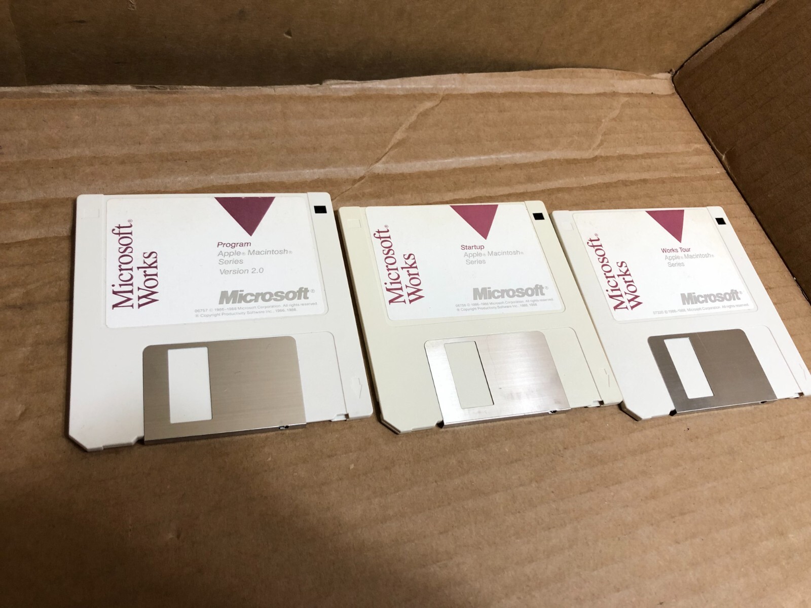 Apple System Startup/PROGRAM/WORKS TOUR Version 2.0  3.5 Floppys