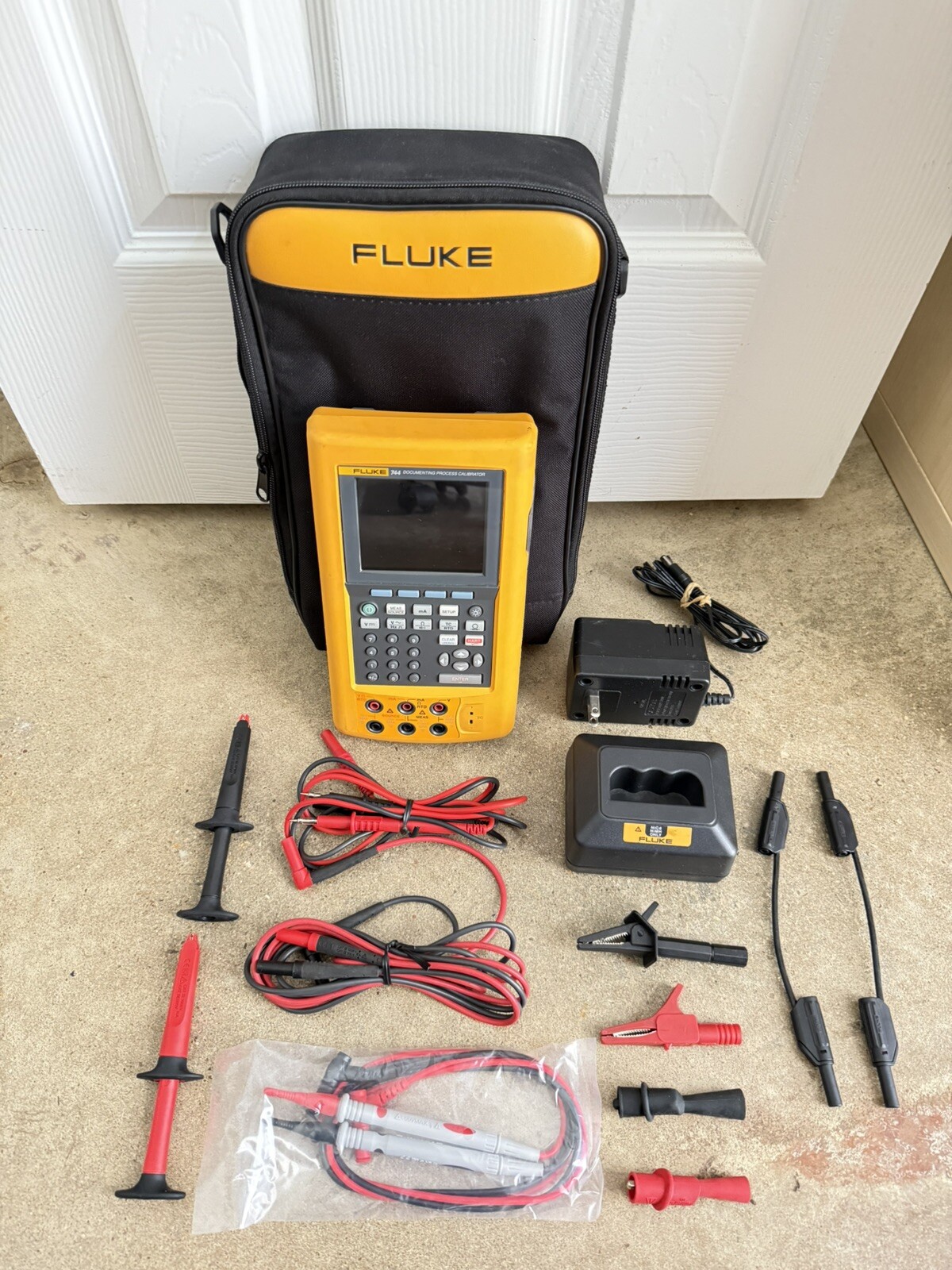 FLUKE 744 DOCUMENTING PROCESS CALIBRATOR W/ LEADS & CHARGER - SHIPS FAST