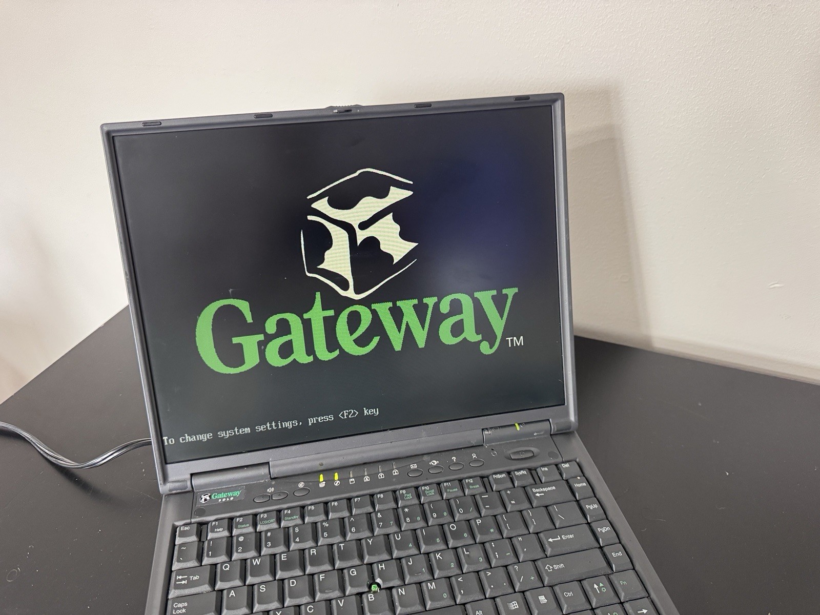Gateway Solo 9300 Vintage Laptop Pentium II 400MHz Boots to BIOS No HDD