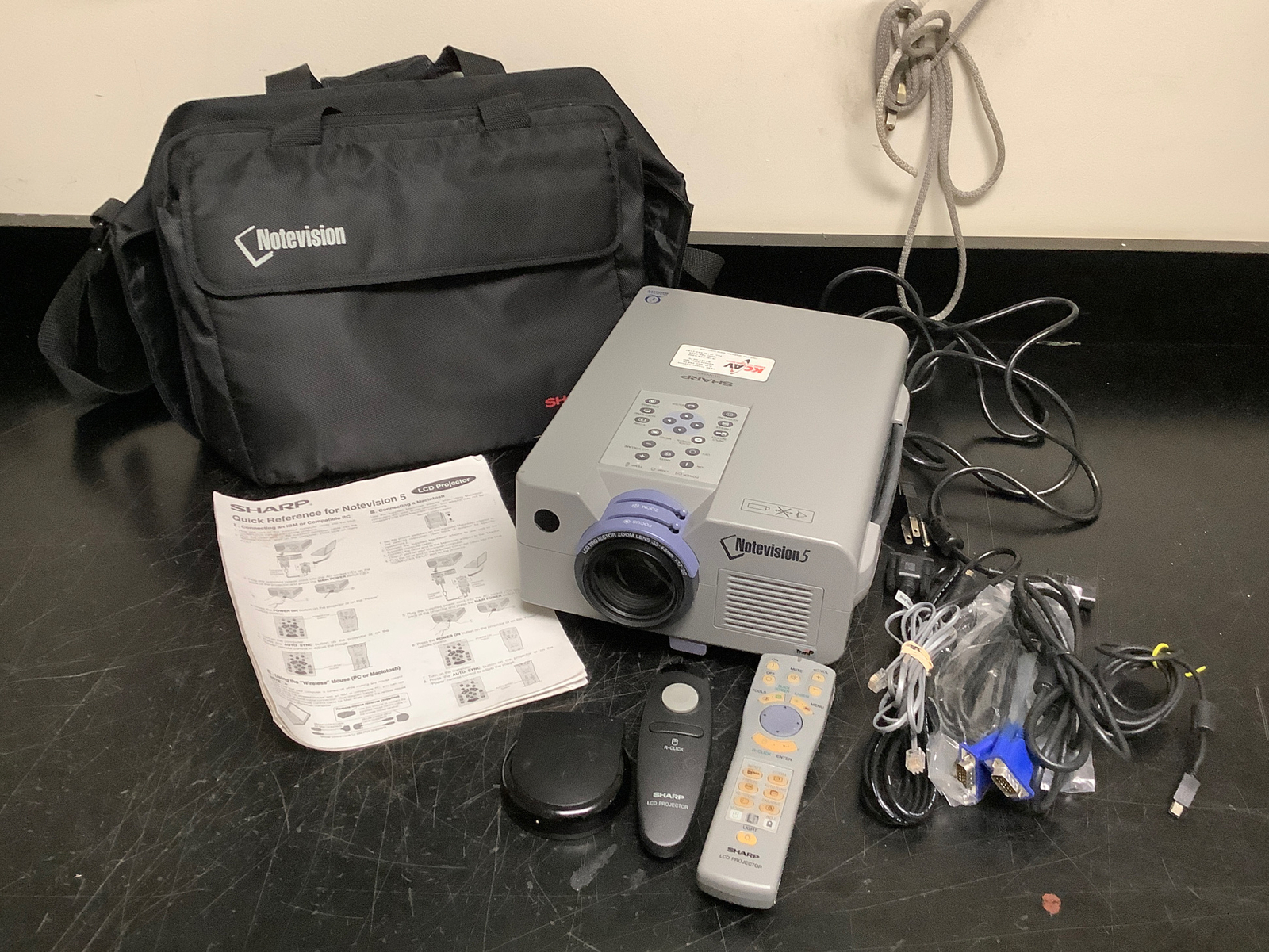 Sharp XG-NV5XB Notevision LCD Projector and Accessories | 575 Lamp Hours