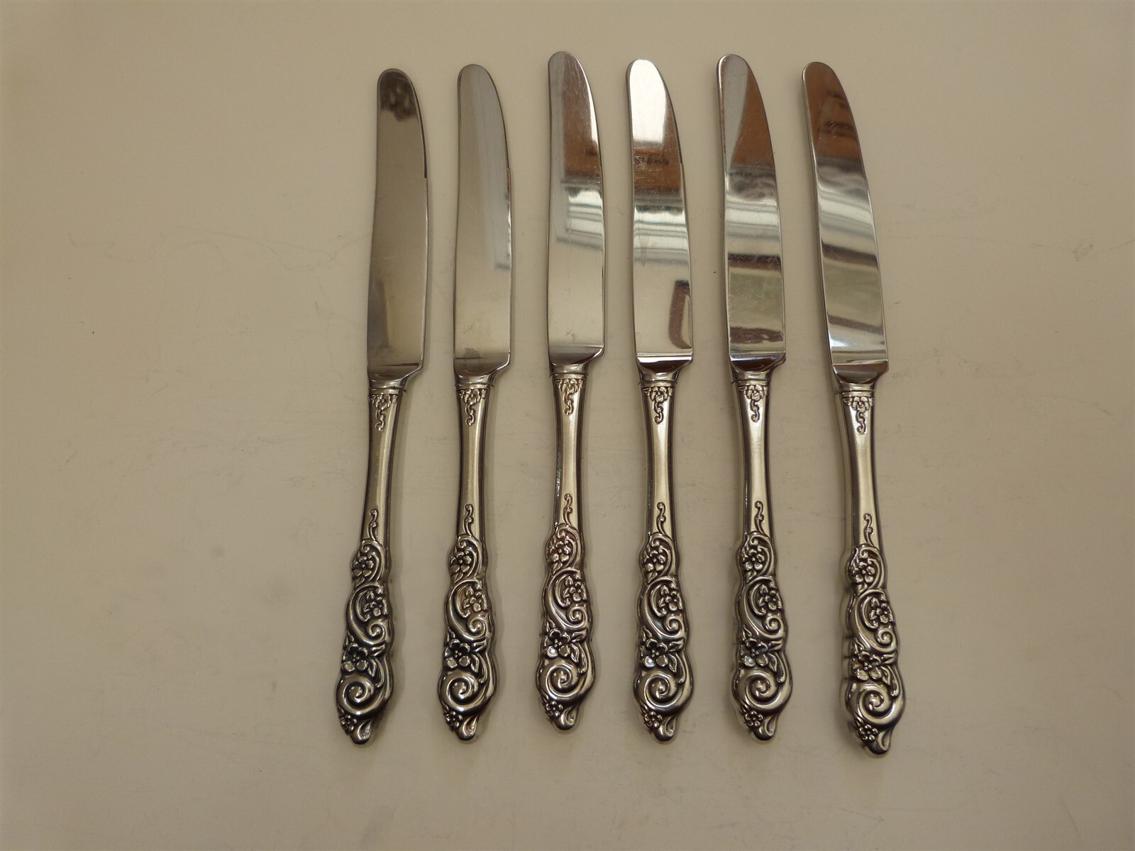 6 VTG Oneida Stainless Steel BARCELONA DINNER KNIVES Swirl 9.5" L2