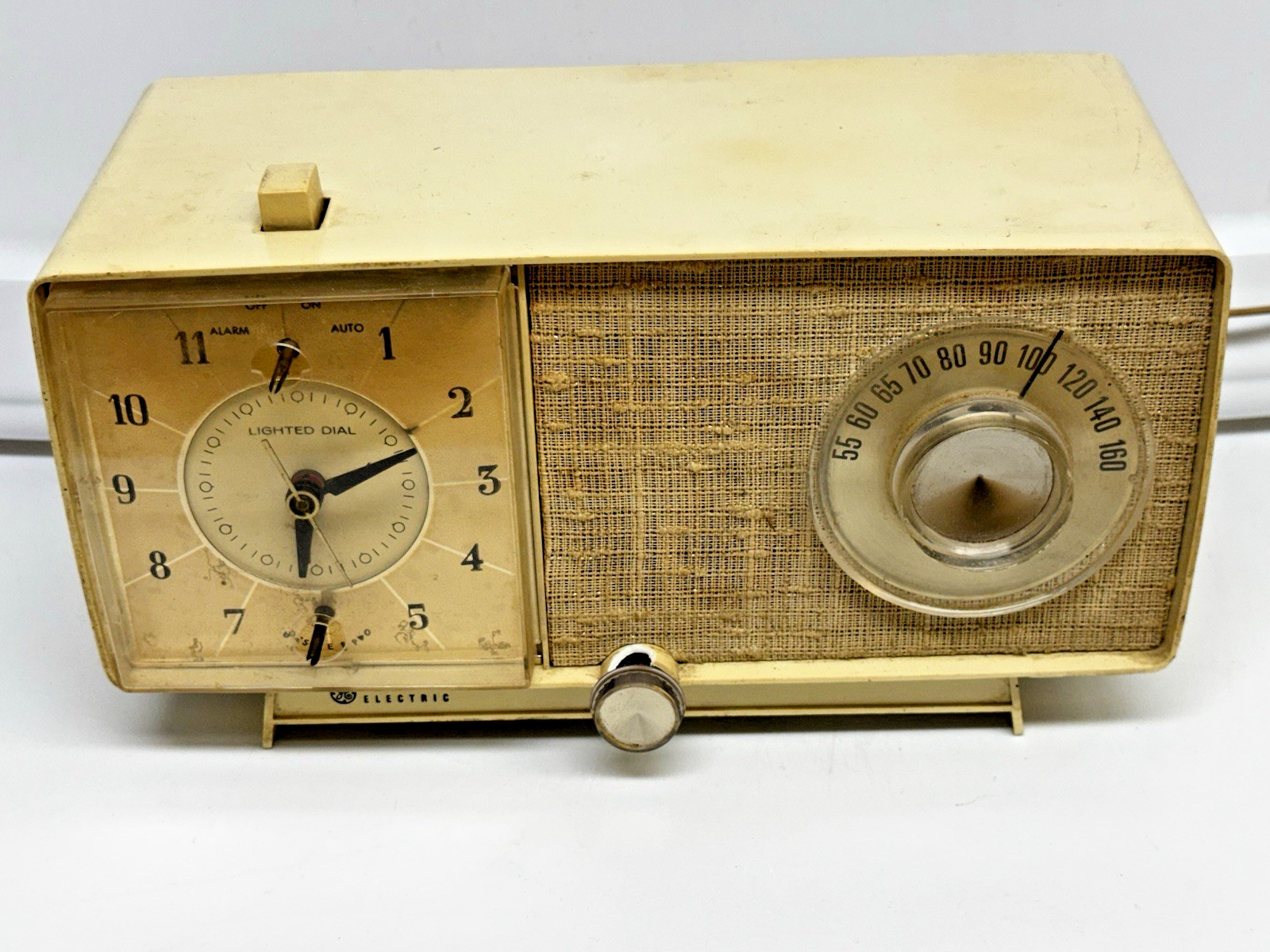 Vintage GE General Electric C-546 AM Clock Radio Alarm Honey Beige - Works