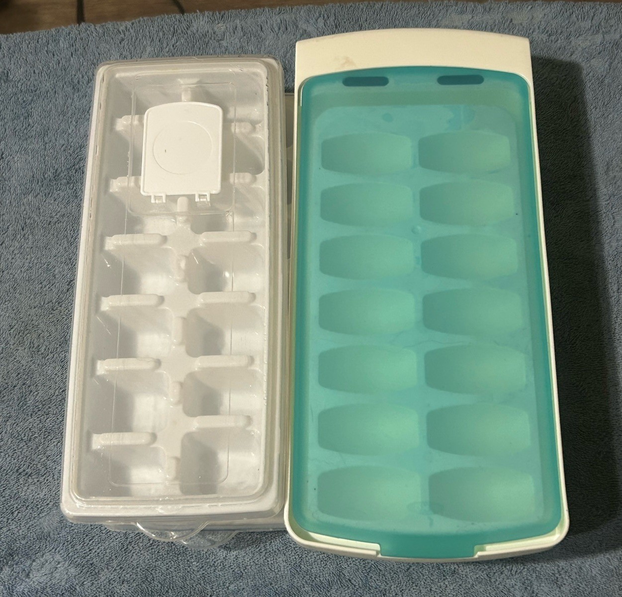 Lot Of 4 Ice Trays Medium Large Ice Lids White 14 Cubes Each Tray