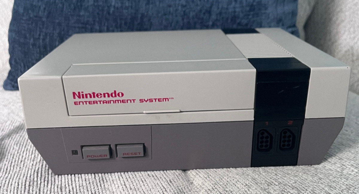 Nes Nintendo Console w/ Power Pad, 8 Nes Games Lot, 1 Controller, Zapper Bundle