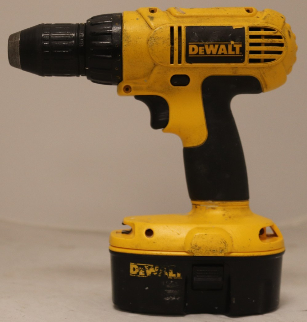 DeWalt DC759 cordless drill/driver W/ battery and charger