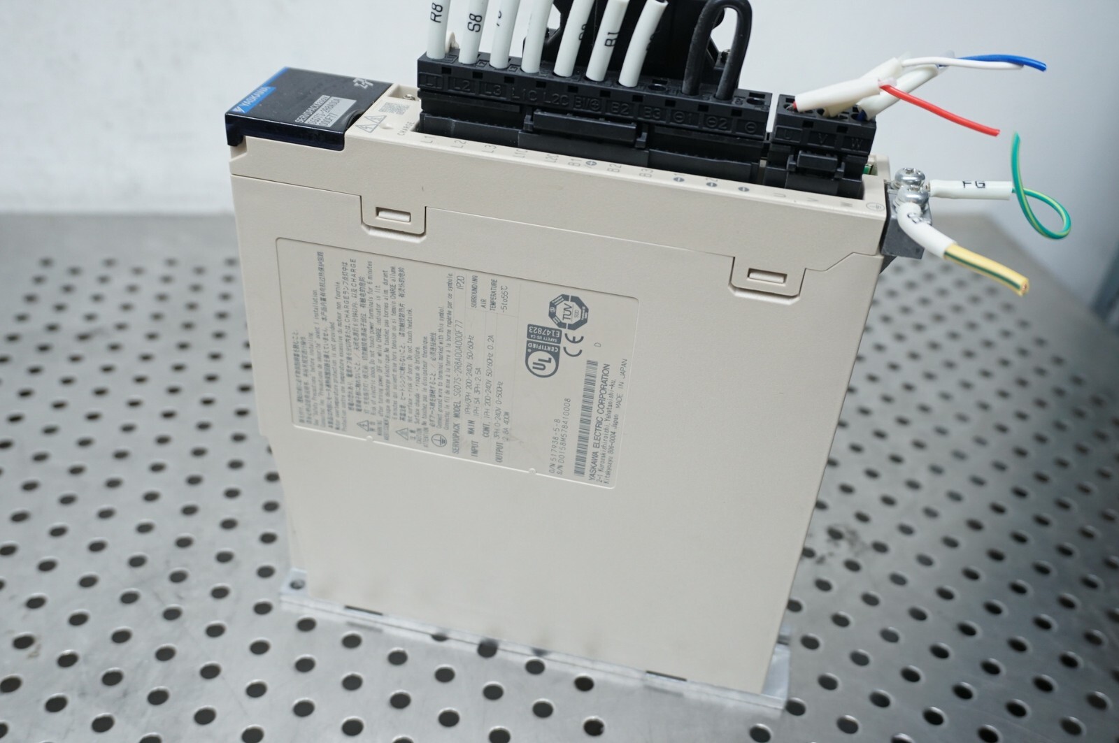 Yaskawa SGD7S-2R8AA0A Servopack SGD7S-2R8AA0A000F77