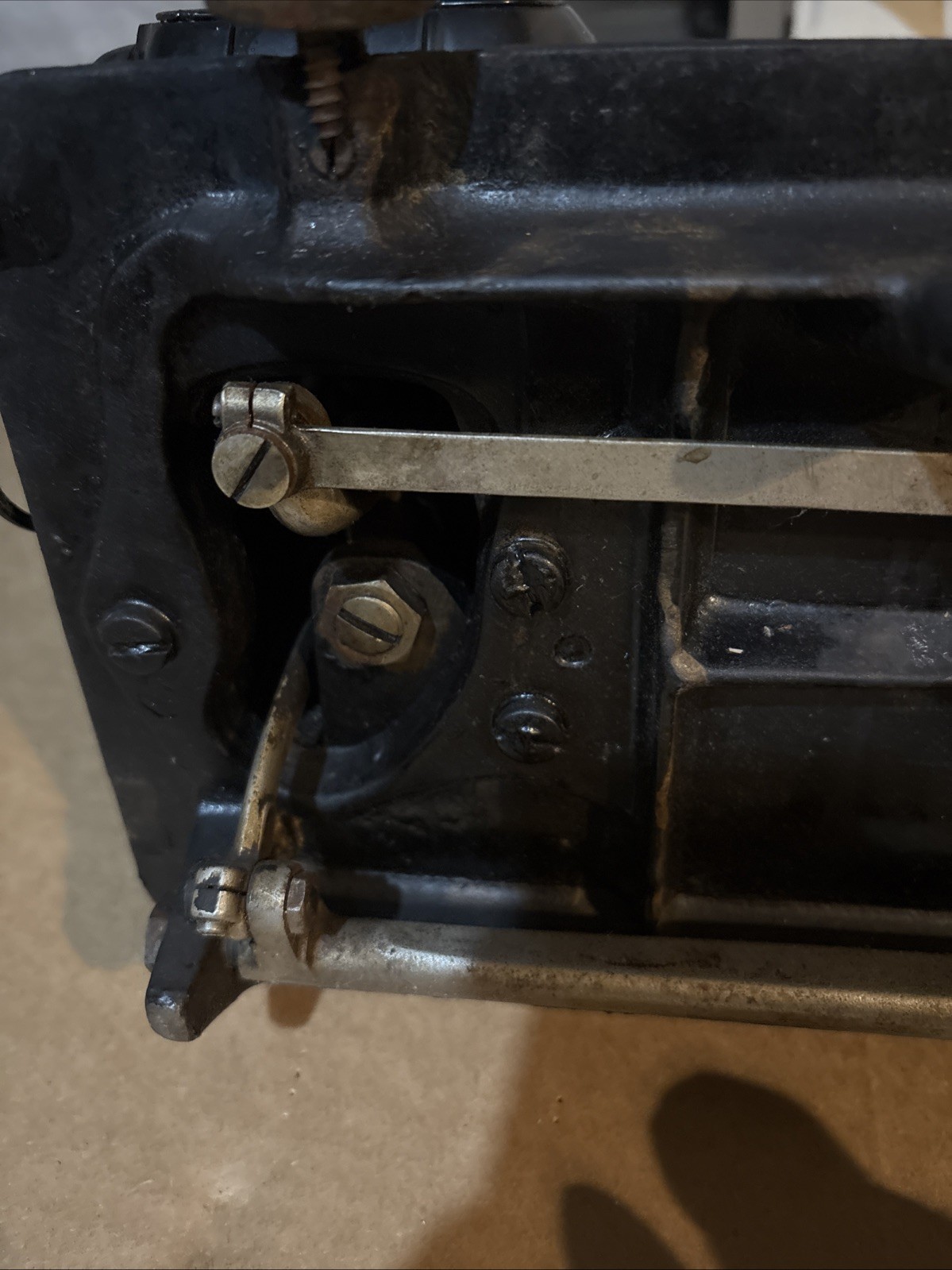 Singer Sewing Machine B.U. 7-E Untested Sold As Is