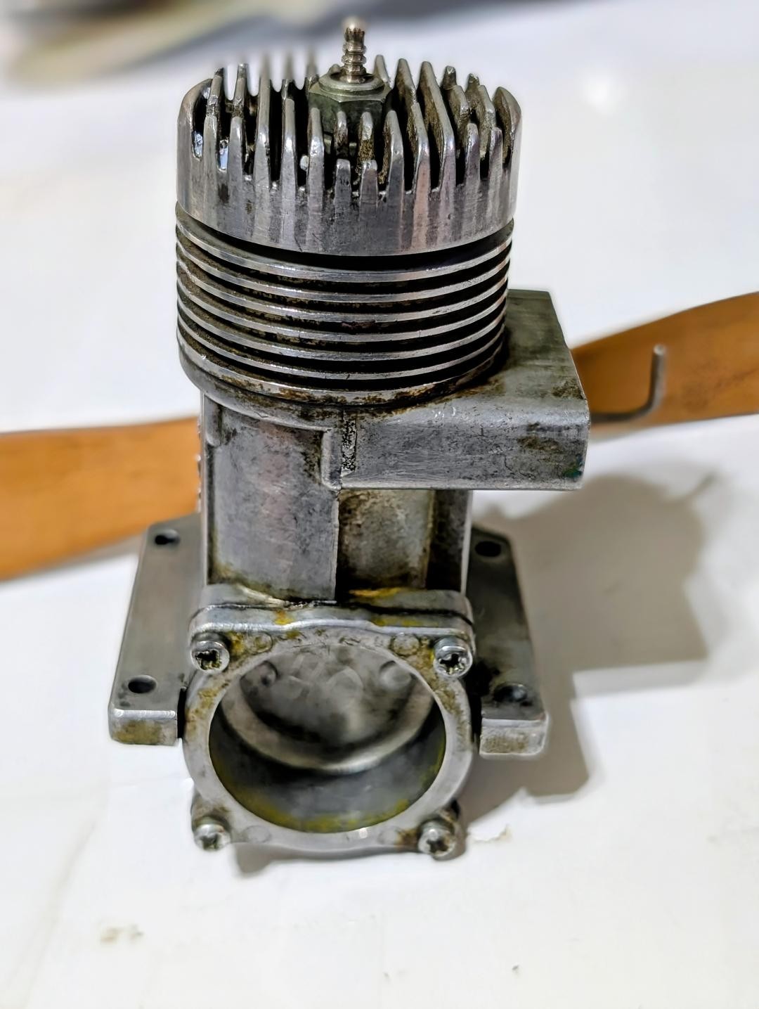 FOX 40 CONTROL LINE ENGINE, GOOD COMPRESSION AND CONDITION, ESTATE FIND