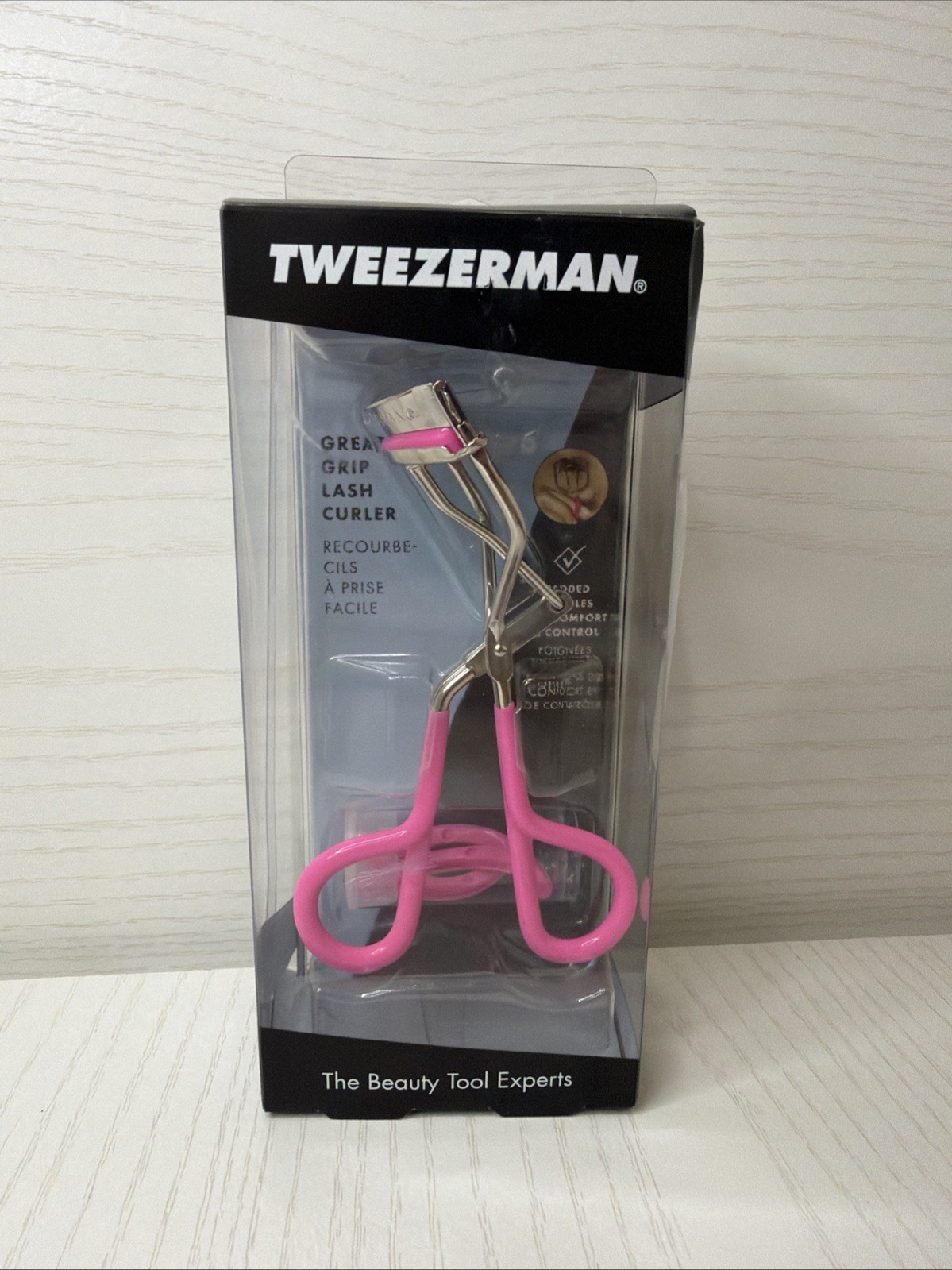 Tweezerman Great Grip Eyelash Curler Neon Pink  Read