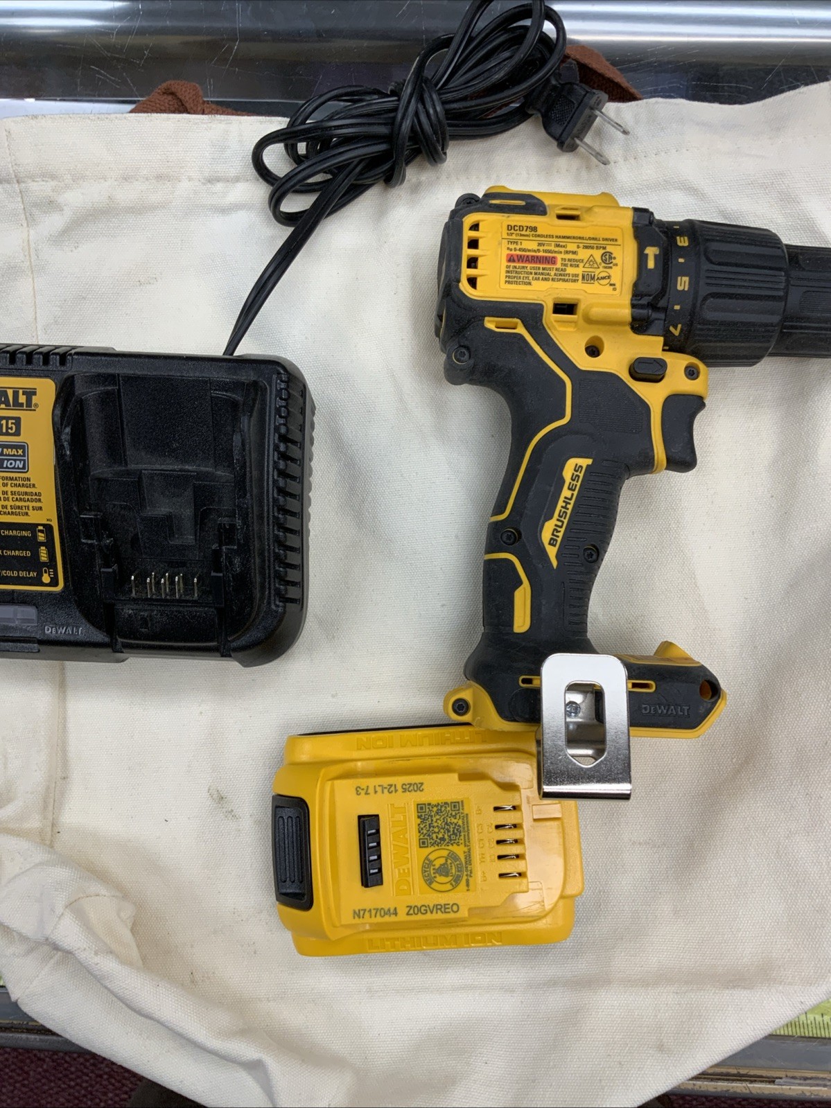 DEWALT DCD798 20V Max Brushless 1/2" Hammer Drill Driver Kit