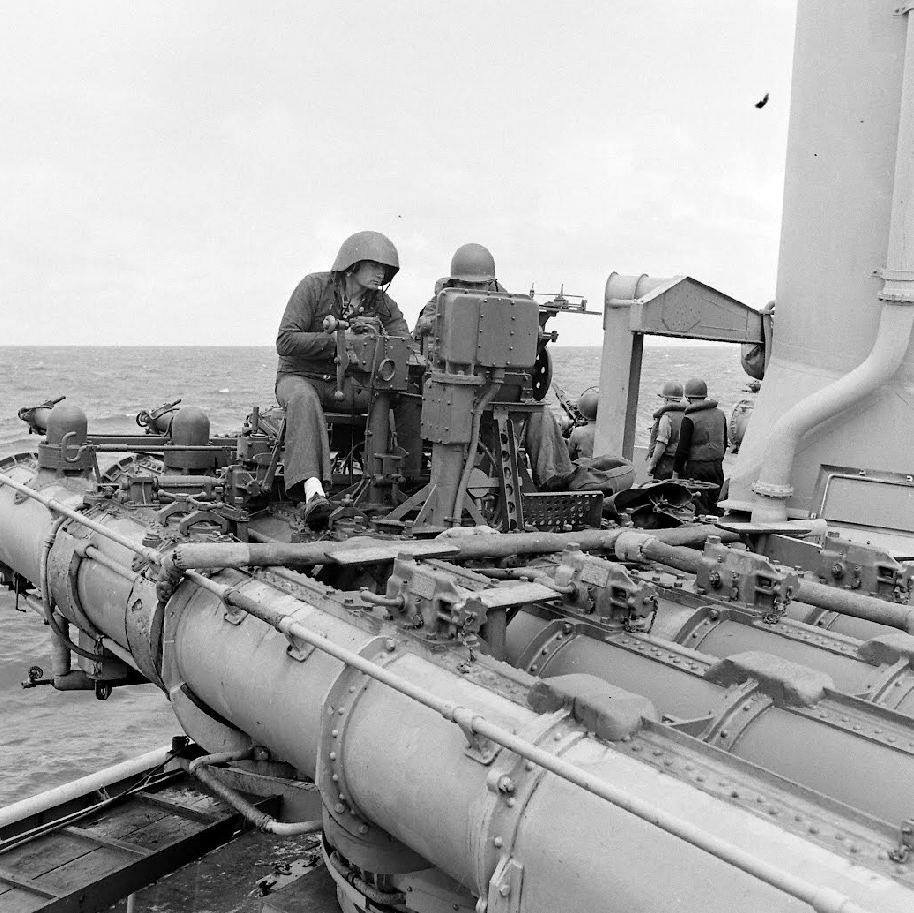 WWII Photo USS Nicholson DD-442 Torpedo Tubes  WW2  B&W World War Two USN / 7113