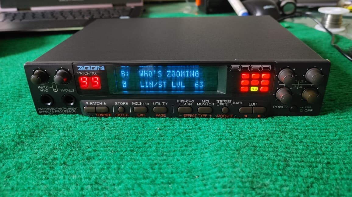 Zoom 9050 Advanced Instrument Effects Processor. 100-240V