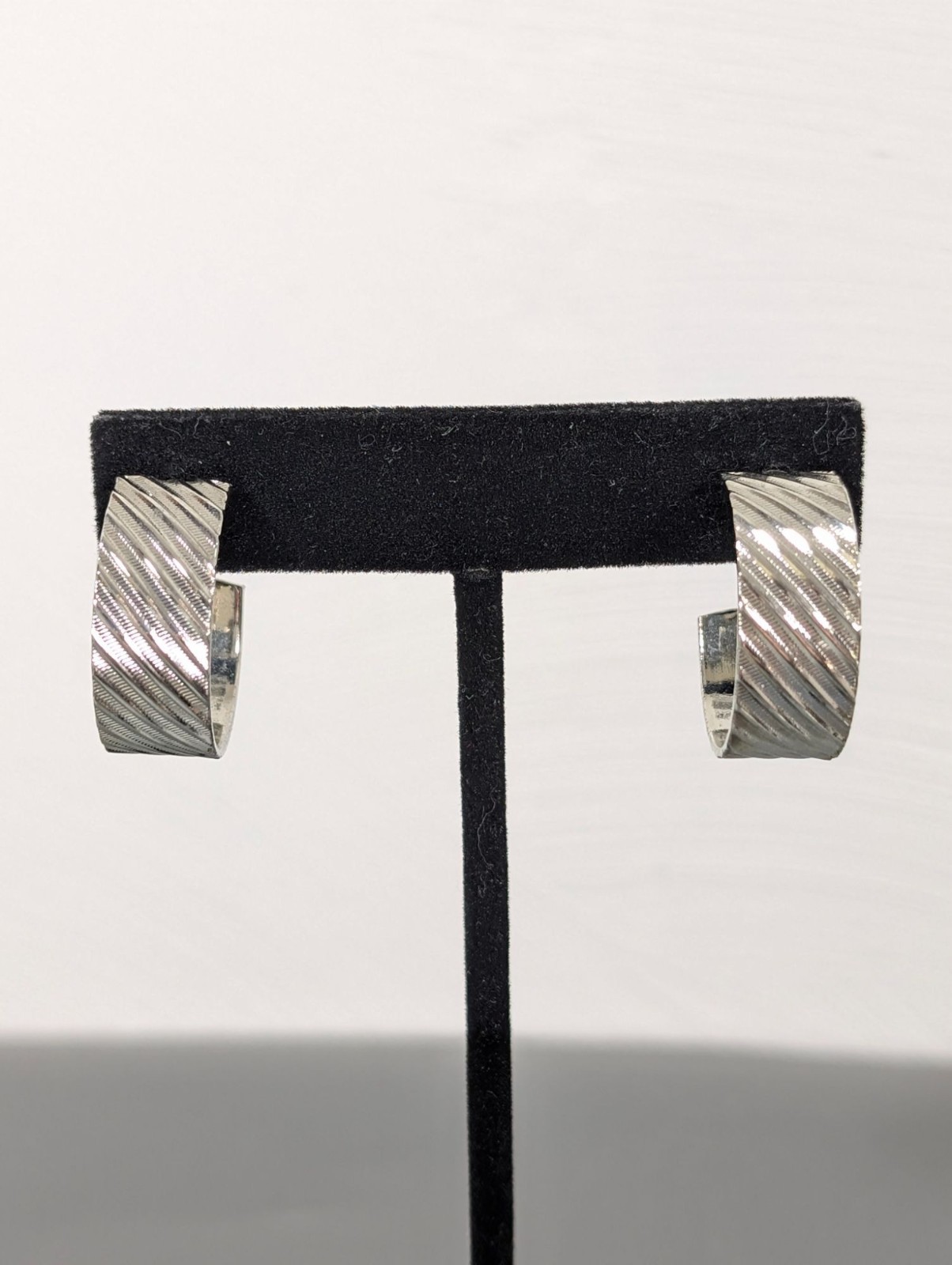 Vintage Silver Tone Ribbed Wide Hoop Earrings Pierced Classic