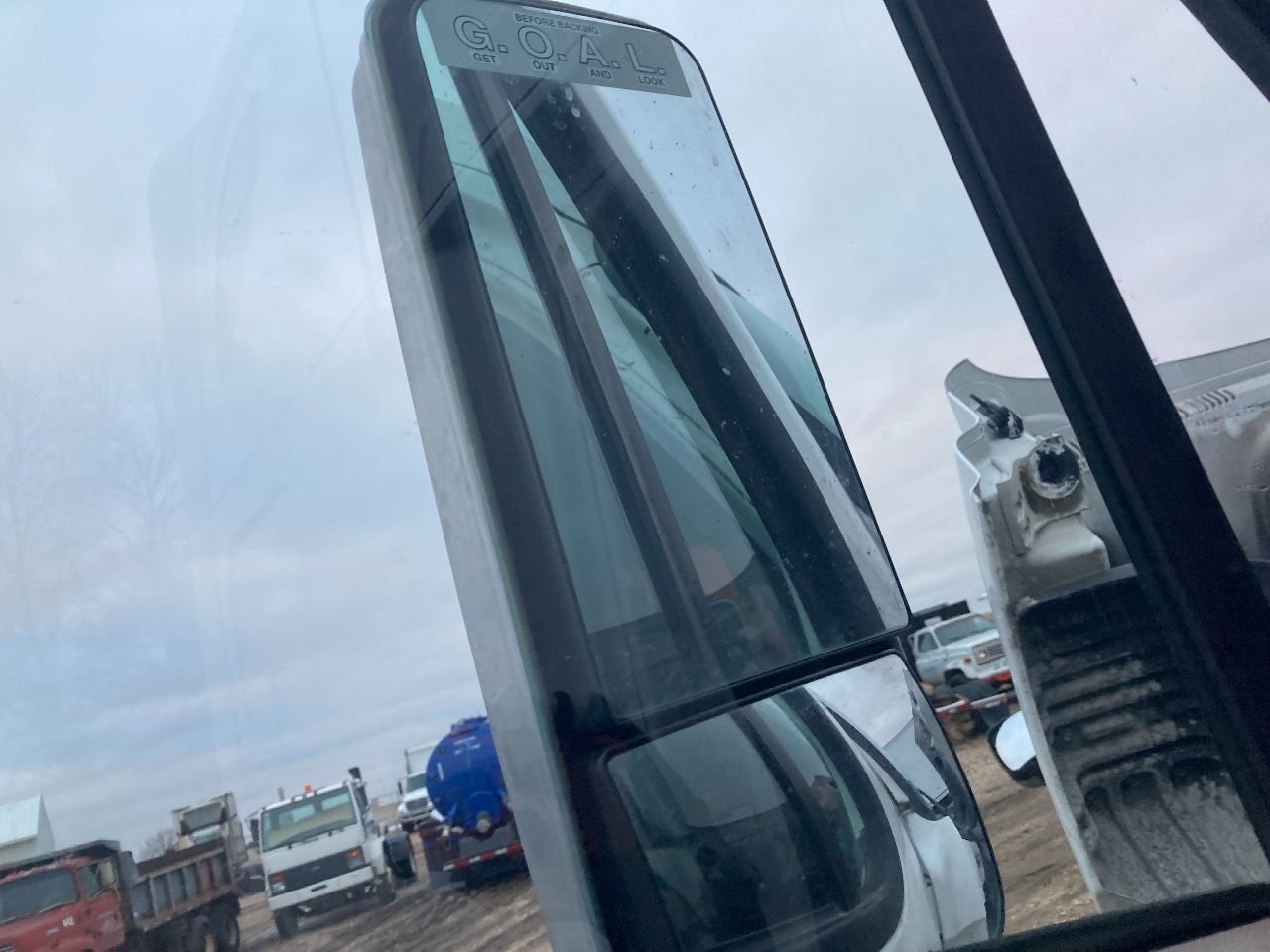2008-2020 Freightliner CASCADIA POLY/CHROME Left/Driver Door Mirror - Used