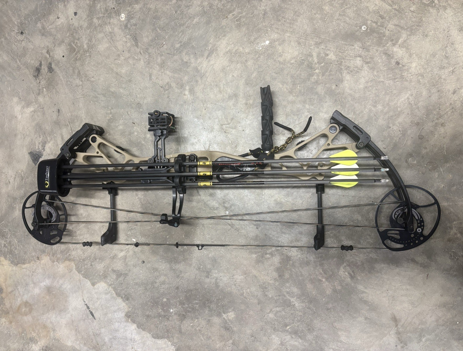 Bear Archery BR33 RH Compound Bow 70lb 33in 27in Draw Beige/Black Sight