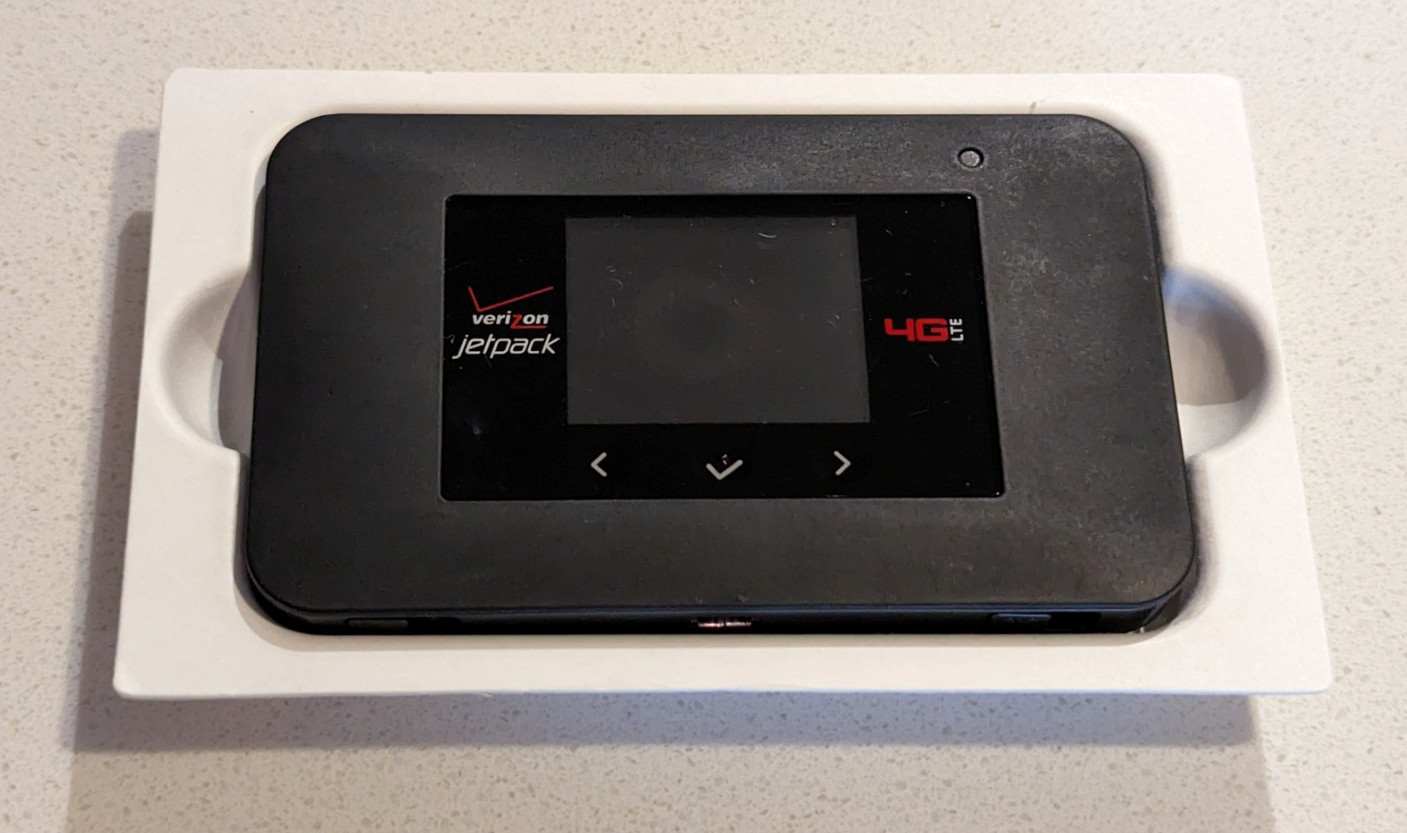 Verizon AirCard 791L AC791LVWQ Wi-Fi Mobile Hotspot With Charger