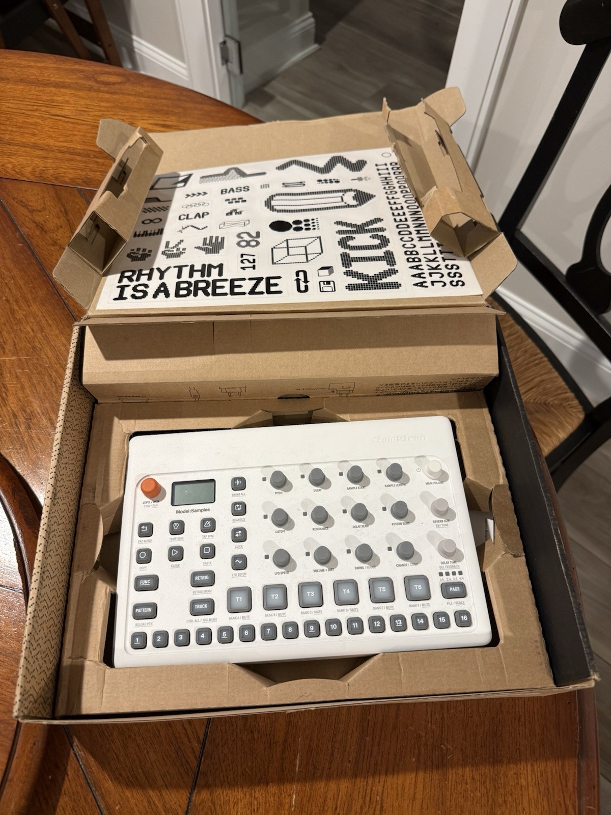 Elektron Model:Samples 6-Track Sample-Based Groovebox drum machine synthesizer