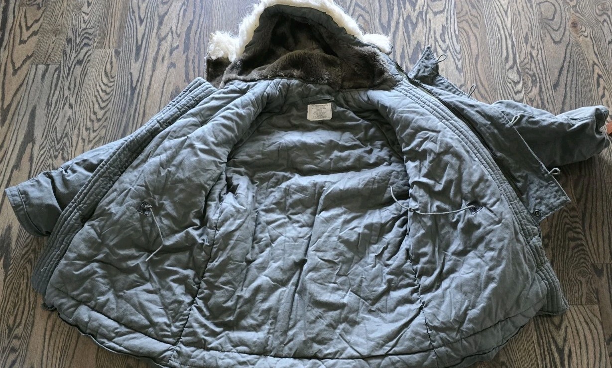 Extreme Cold Weather Type N-3B Parka USGI MEDIUM. NEVER WORN!