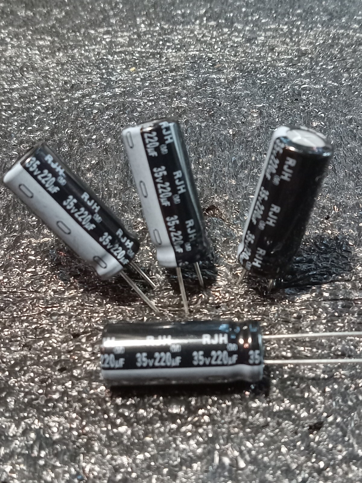 Elna  220 MFD 35 Volt Low Impedance 105* Temp Range 95m Ohm-Qty-4