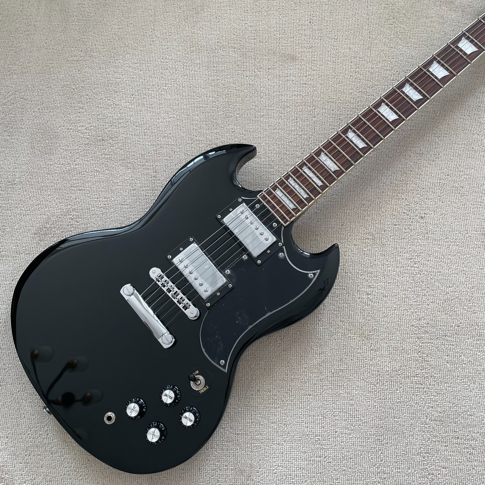 Black Electric Guitar, Solid Mahogany Body, Rosewood Fingerboard，Chrome Hardware