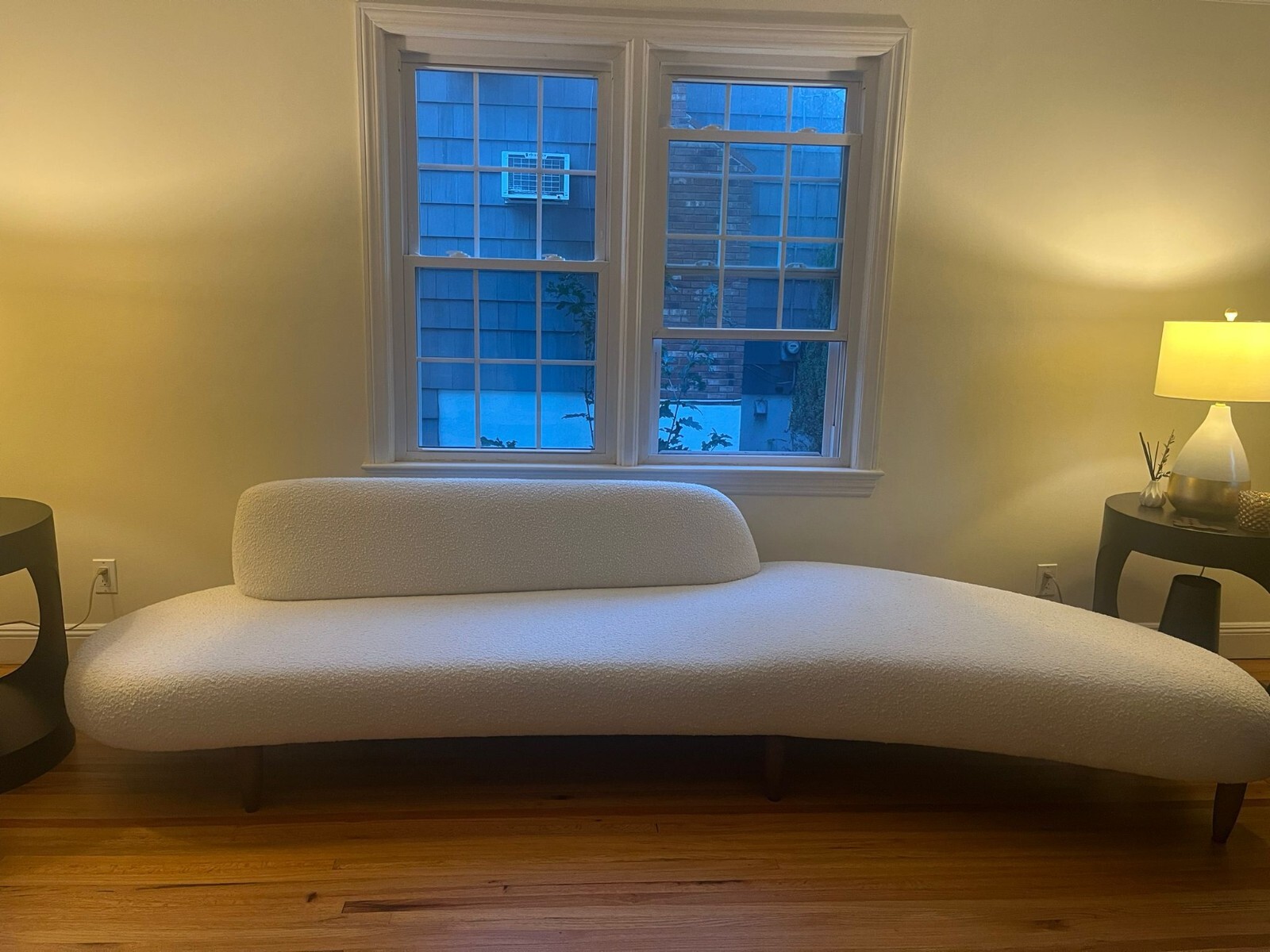 Kardiel White Kidney Bean Sofa