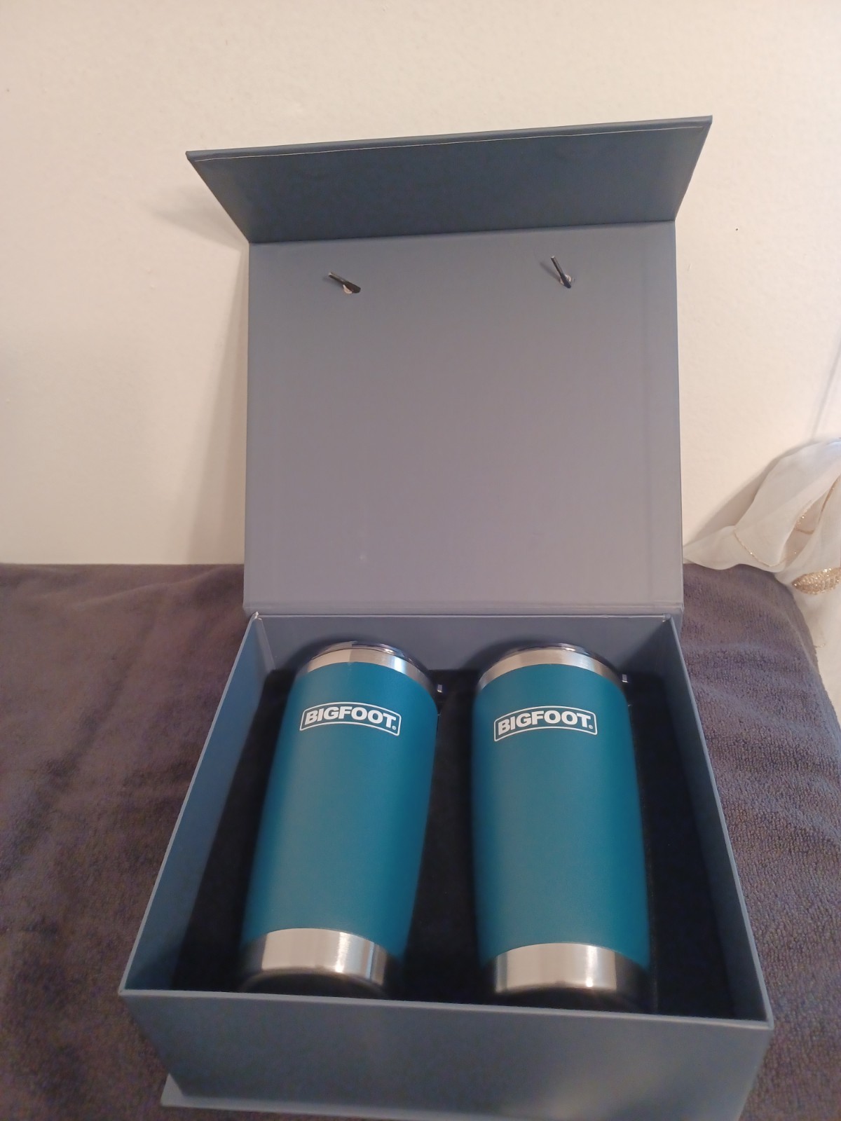 BIGFOOT STAINLESS STEEL TUMBLERS BRAND NEW IN ORIGINAL HEAVY CARRYING CASE 18 OZ